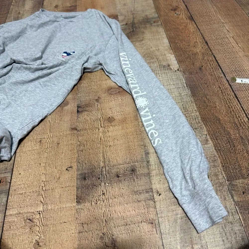 Vineyard Vines Unisex M Heather Gray Skiing Whale Long Sleeve Graphic T-Shirt — image 7 of 8